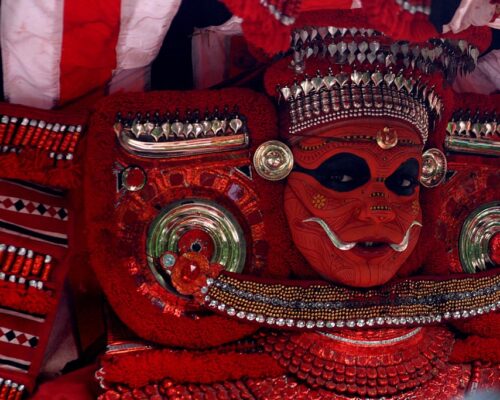 Living near the Neeliyar Temple offers locals year-round access to religious ceremonies and cultural events, enriching their lives with Kannur's cultural legacy. Residents of Riftha Realtors' properties can fully immerse themselves in Kannur's cultural identity by participating in temple ceremonies, enjoying Kaliyattam performances, or simply soaking in the temple's serene ambiance.